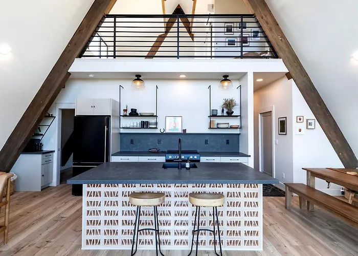 Chalet Modern Pet-friendly A-frame Retreat With Stargazing Deck & Mountain Views Near Grand Canyon South Rim & Williams, Arizona