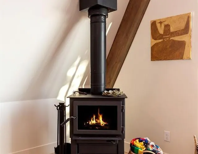Modern Pet-friendly A-frame Retreat With Stargazing Deck & Mountain Views Near Grand Canyon South Rim & Williams, Arizona Chalet